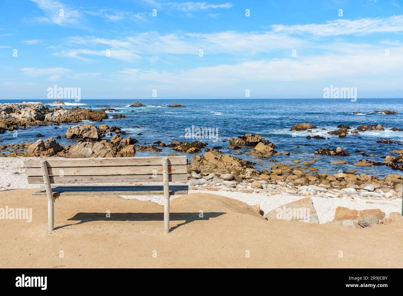 Leerer holzstrand mit Blick auf einen felsigen Strand in Kalifornien an einem sonnigen Herbsttag Stockfoto