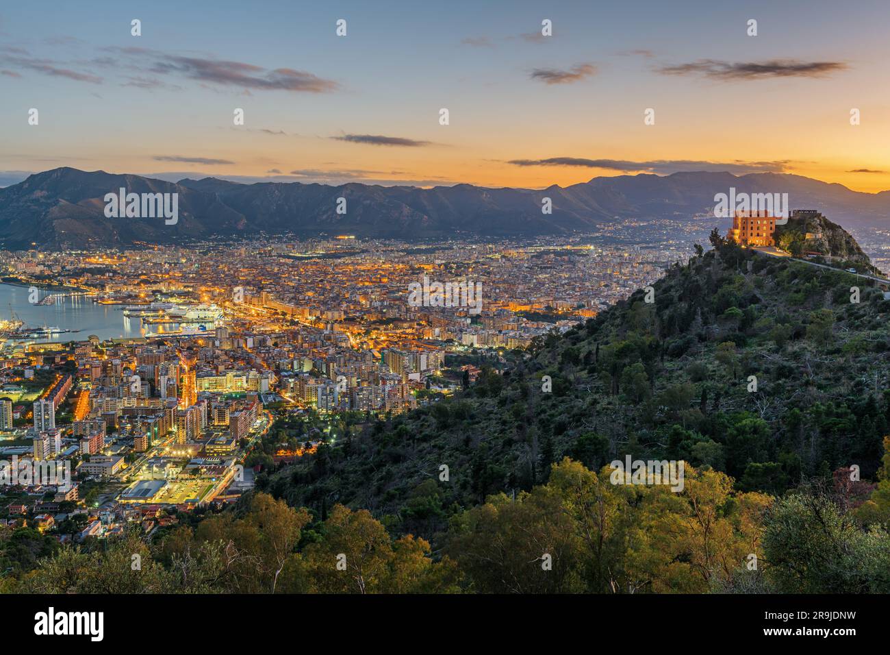 Palermo, Sizilien, Italien Skyline mit Blick auf den Hafen in der Dämmerung. Stockfoto
