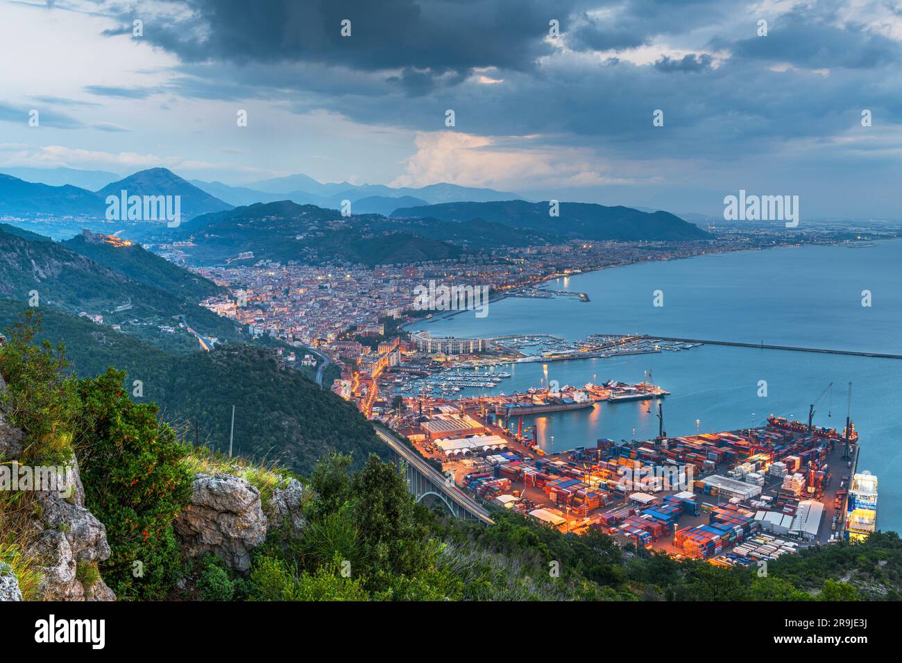 Salerno, Italien, an der Mittelmeerküste in der Dämmerung. Stockfoto