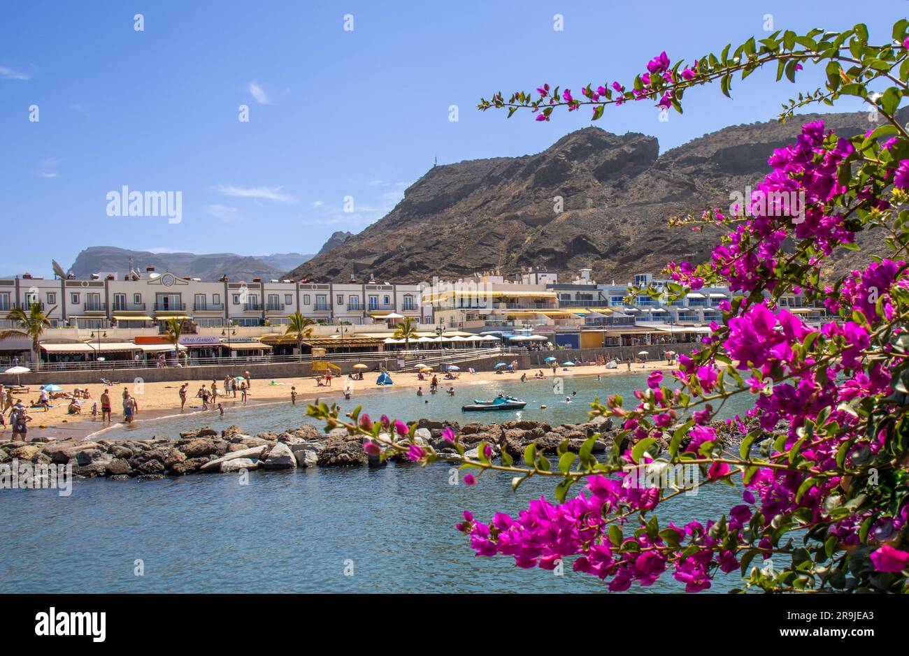 Strand in Puerto de Mogán, eine perfekte Kombination aus immer ruhigem Wasser, feinem Sand und einem der besten Klimabedingungen der Welt. Gran Canaria, Spanien Stockfoto