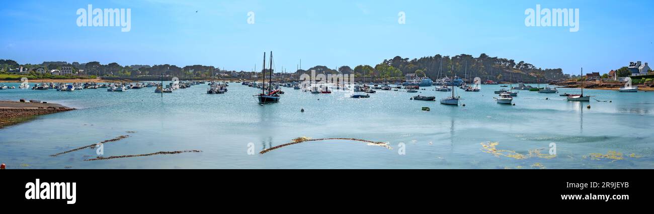 Panoramablick auf den Hafen des Dorfes Ploumanach in der Bretagne, Frankreich Stockfoto