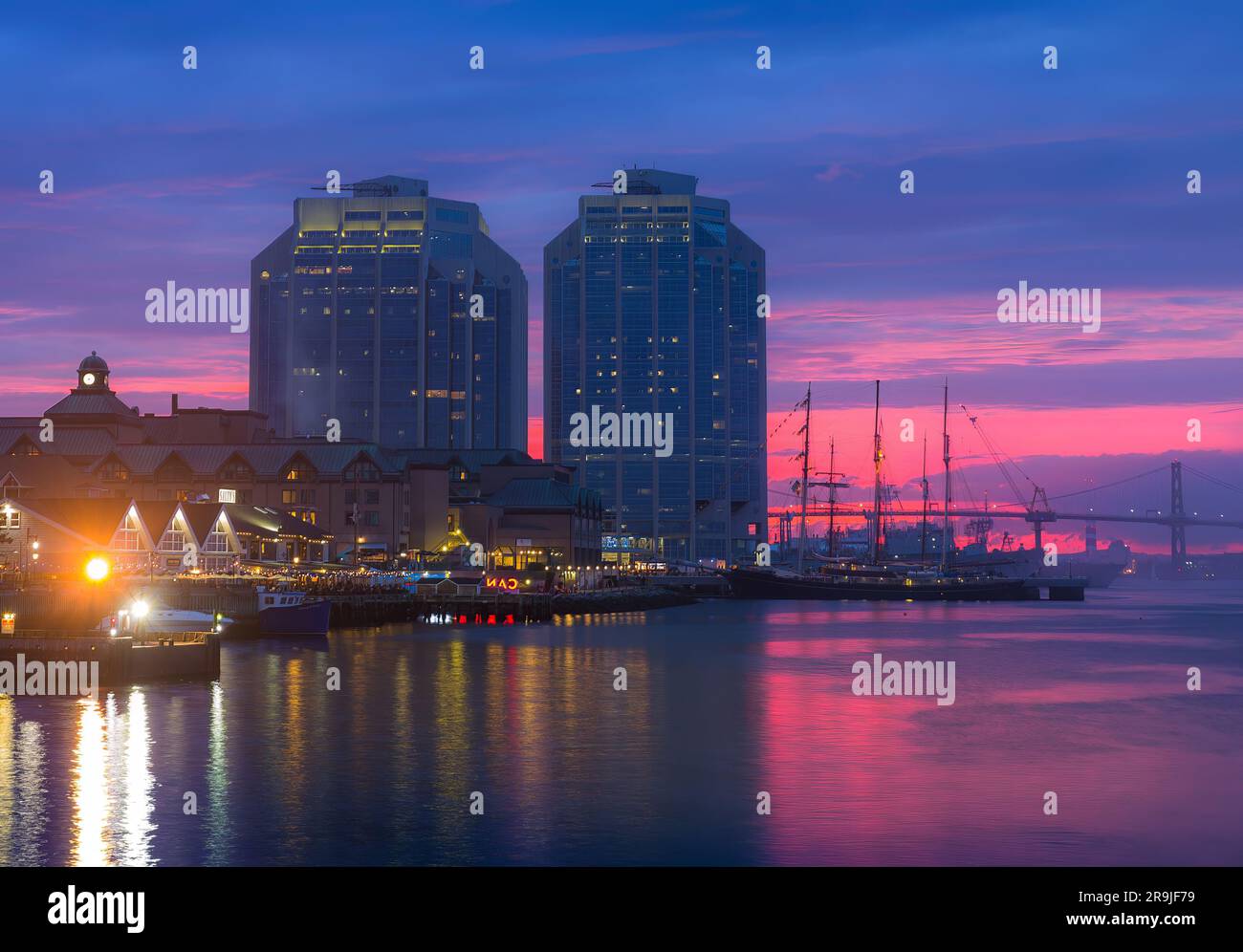 HALIFAX, NOVA SCOTIA, KANADA. Halifax Hafenfront mit prominenten Geschäfts- und Finanzgebäuden und Restaurants, MacDonald Bridge Stockfoto