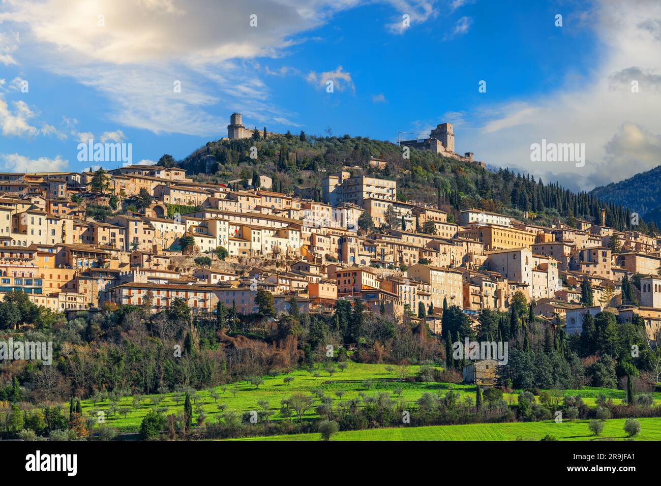 Assisi, die Skyline der italienischen Stadt mit der Basilika des Heiligen Franziskus von Assisi. Stockfoto