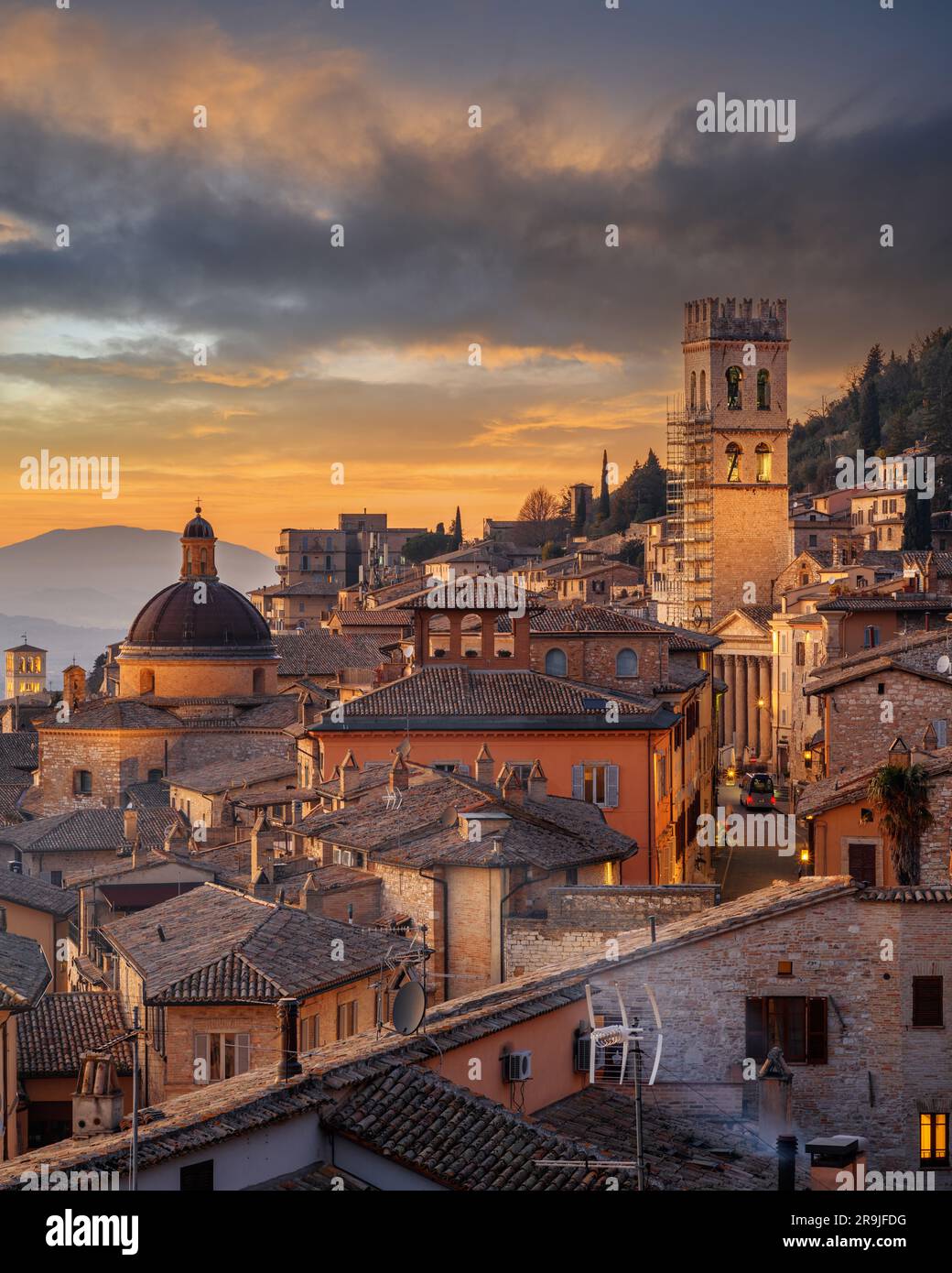 Assisi, Italien Skyline der Altstadt in der Abenddämmerung auf dem Dach. Stockfoto