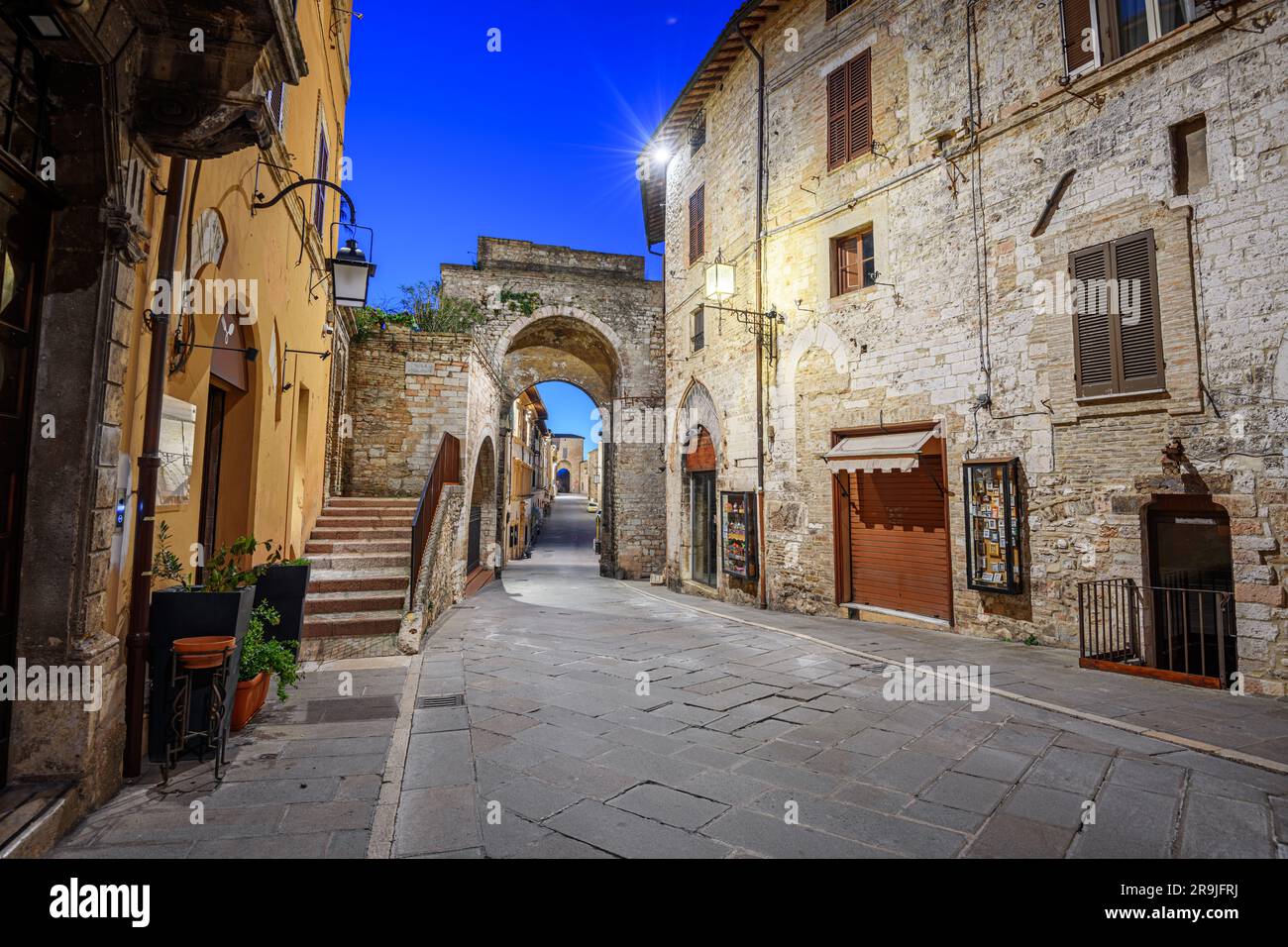 Assisi, Italien, am Römischen Tor in der Dämmerung. Stockfoto