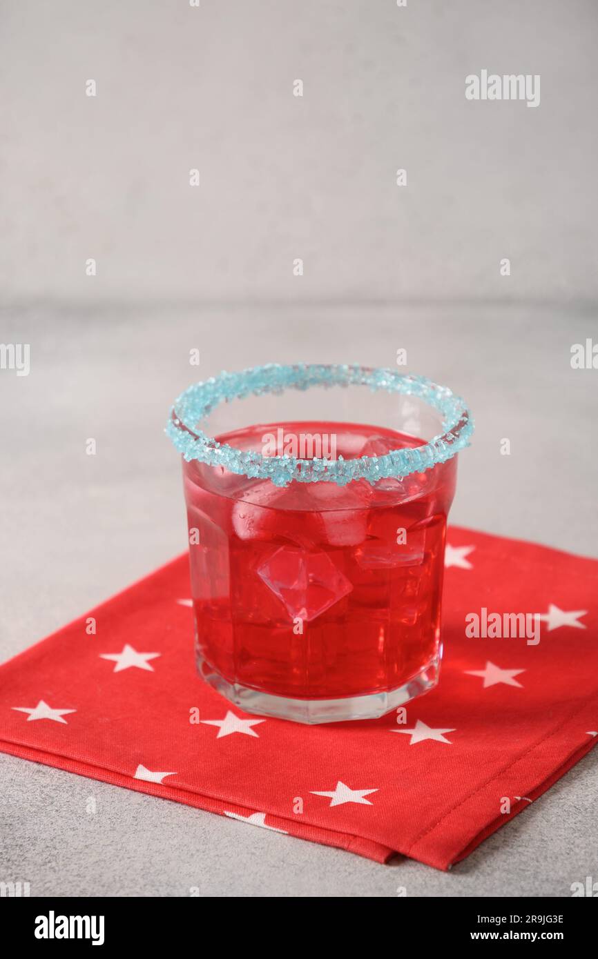 Patriotische rote Granatapfel margarita auf blauem Hintergrund. Vertikales Format. Schließen. Stockfoto