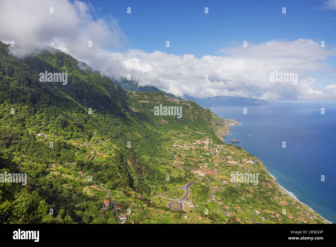 Panoramablick auf Madeiras Nordküste in der Nähe des Arco de Sao Jorge vom Miradouro da Beira da Quinta, einem Aussichtspunkt über dem Arco de Sao Jorge Stockfoto