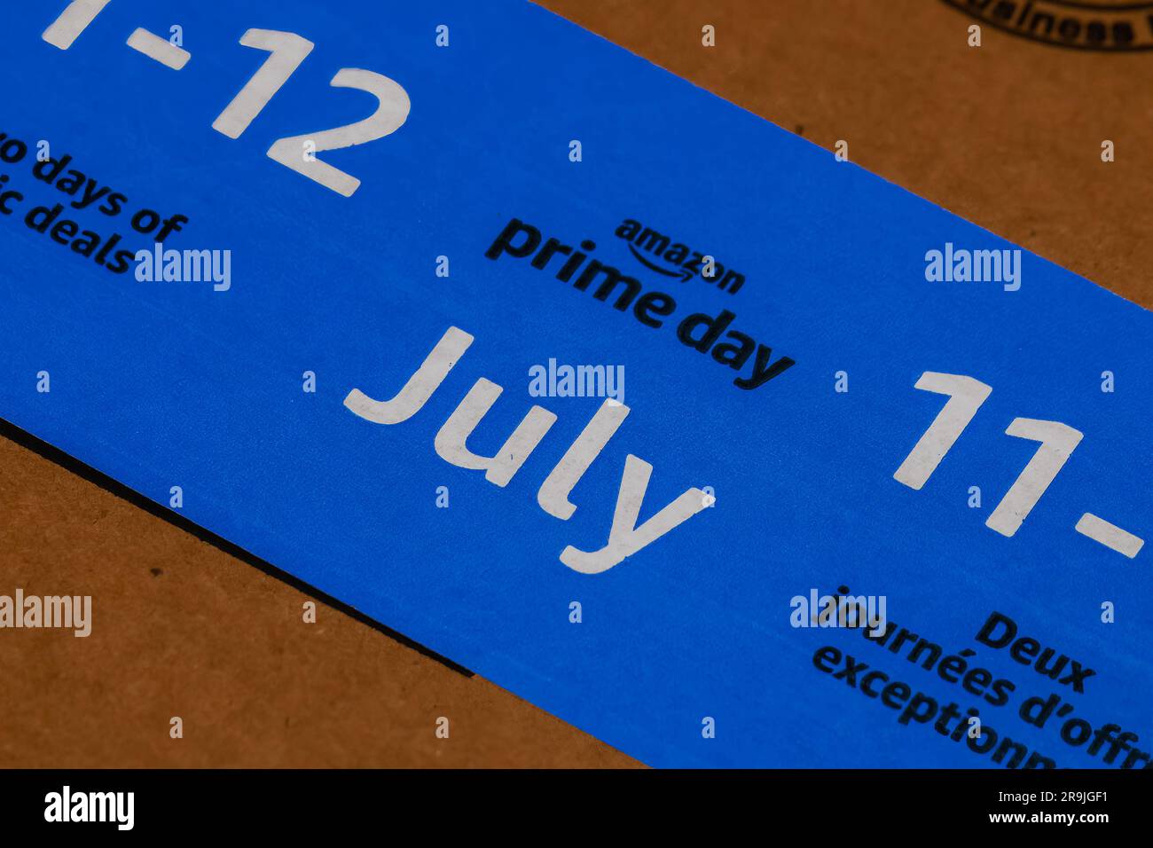 Karton für Amazon Prime Day 2023 mit Logo für Prime Day Juli. Amazon Prime Day ist der große Sommer-Sonderangebot des Händlers nur für Mitglieder im Juli Stockfoto