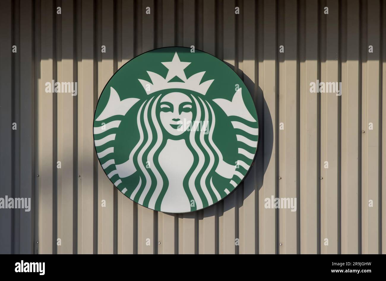 STARBUCKS KAFFEESCHILD an der Verkaufsfront. An Starbucks-Standorten werden weltweit heiße und kalte Getränke aller Art serviert. HALIFAX, NOVA SCOTIA, KANADA Stockfoto