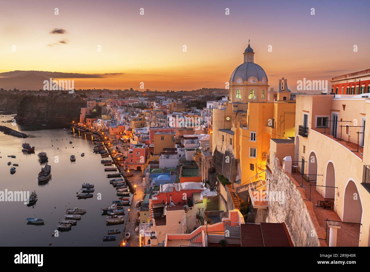 Procida, die Skyline der italienischen Altstadt im Mittelmeer während der Abenddämmerung. Stockfoto