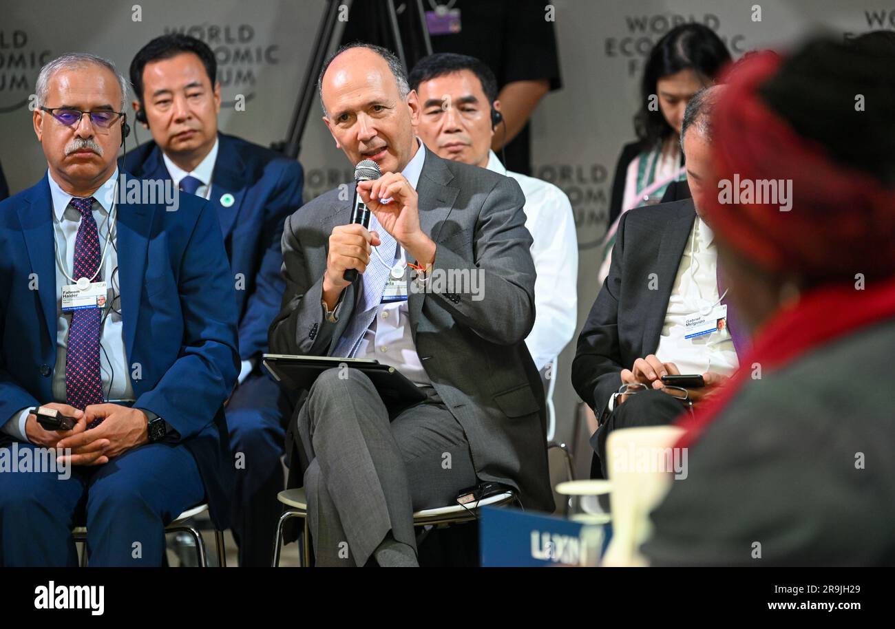 Tianjin, Chinas Stadt Tianjin. 27. Juni 2023. Ein Gast spricht während einer Sitzung zum Thema „Taking together for the Energy Transition“ während der 14. Jahrestagung der neuen Champions, auch bekannt als Summer Davos, in der nordchinesischen Gemeinde Tianjin am 27. Juni 2023. Kredit: Sun Fanyue/Xinhua/Alamy Live News Stockfoto