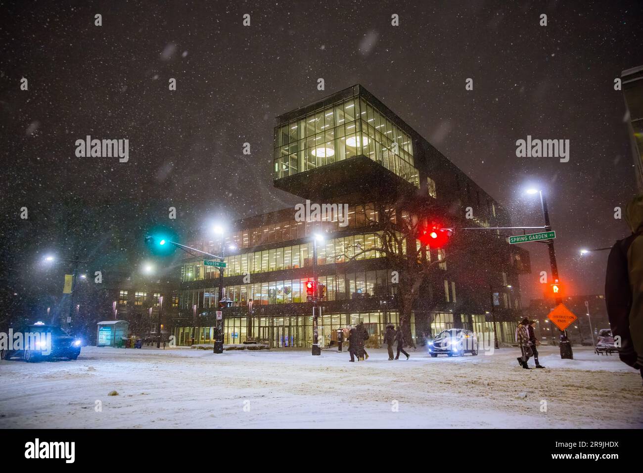 Halifax Central Library während eines Schneesturms. Schwerer Schneesturm in Nova Scotia. Moderne Geschäfts- und Finanzgebäude. Halifax, Nova Scotia, KANADA Stockfoto