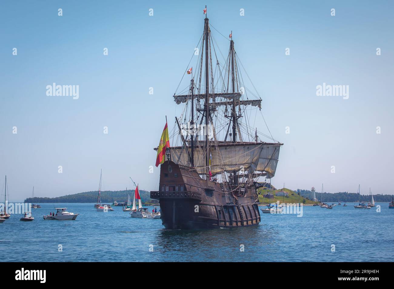 El Galeon auf Großschiffen, die an einer Segelparade im Rahmen des Rendezvous 2017 in HALIFAX während des Tall Ships Festivals in NOVA SCOTIA, KANADA, teilnehmen Stockfoto