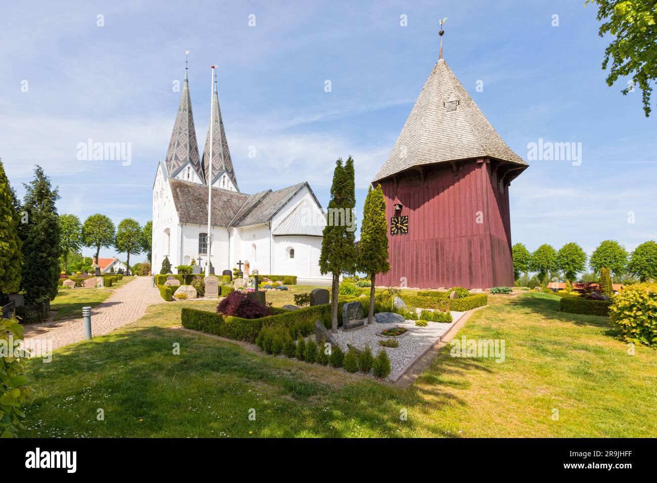 Kirche mit altem hölzernen Glockenturm und Friedhof in Briager, Dänemark Stockfoto