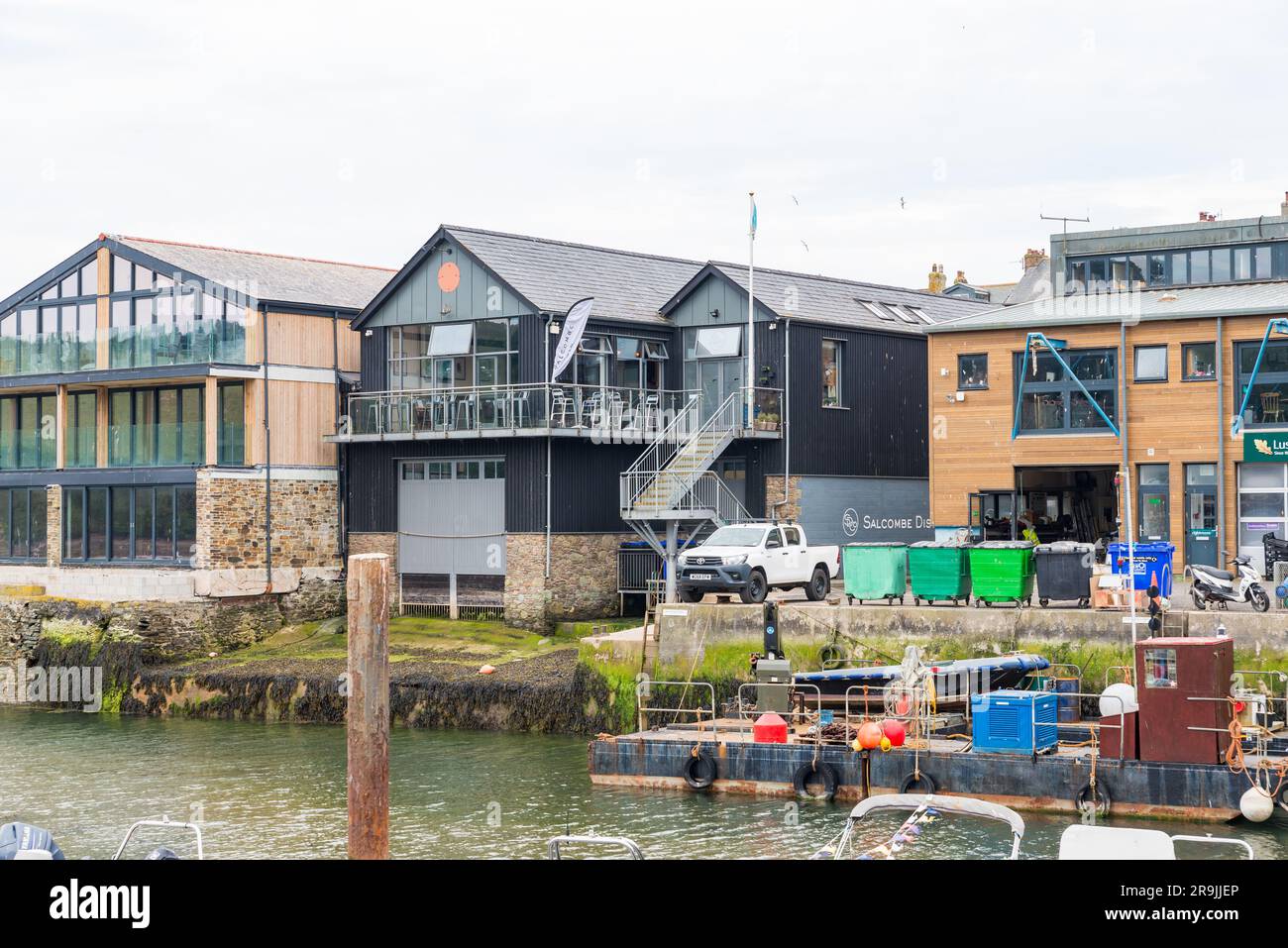 Hellingen ins Wasser hinter den Bootshöfen bei Shadycombe in salcombe, Devon Stockfoto