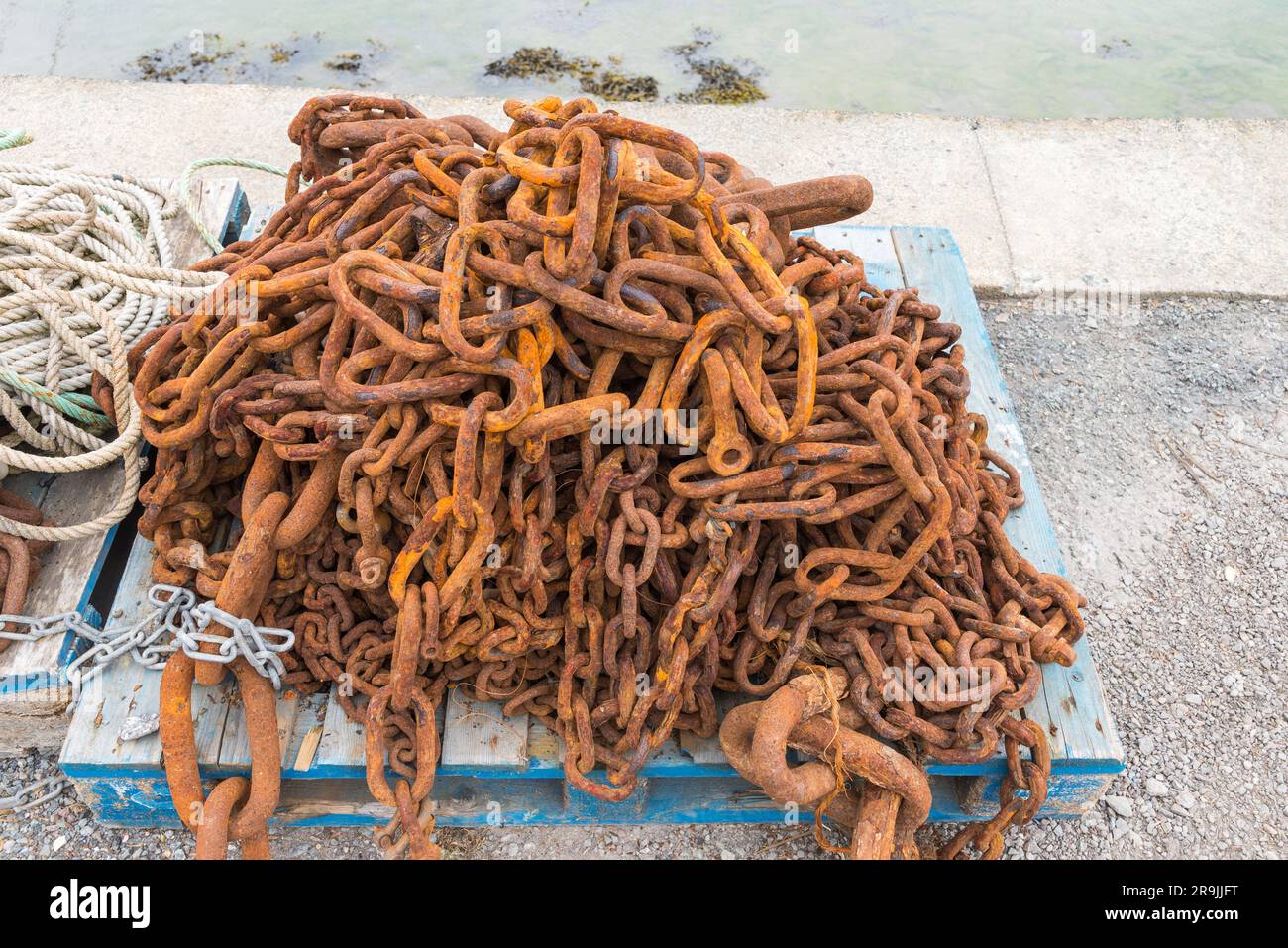 Ein Haufen rostiger Ketten, die zur Befestigung von Anlegebojen am Meeresboden in salcombe, Devon, verwendet werden Stockfoto