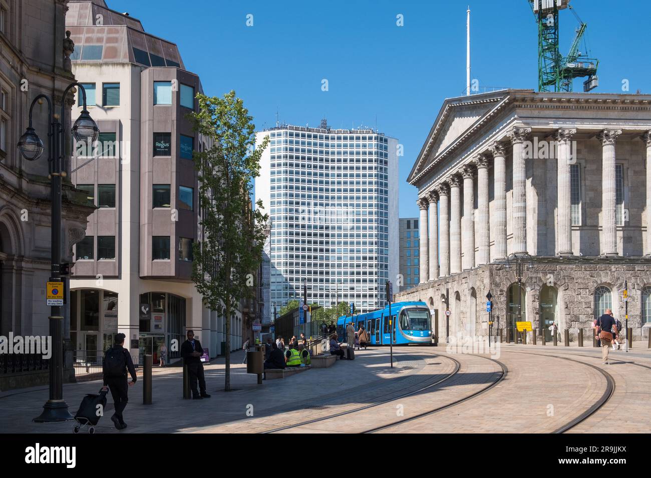 Victoria Square im Stadtzentrum von Birmingham mit Blick auf das Rathaus und den Alpha Tower Stockfoto