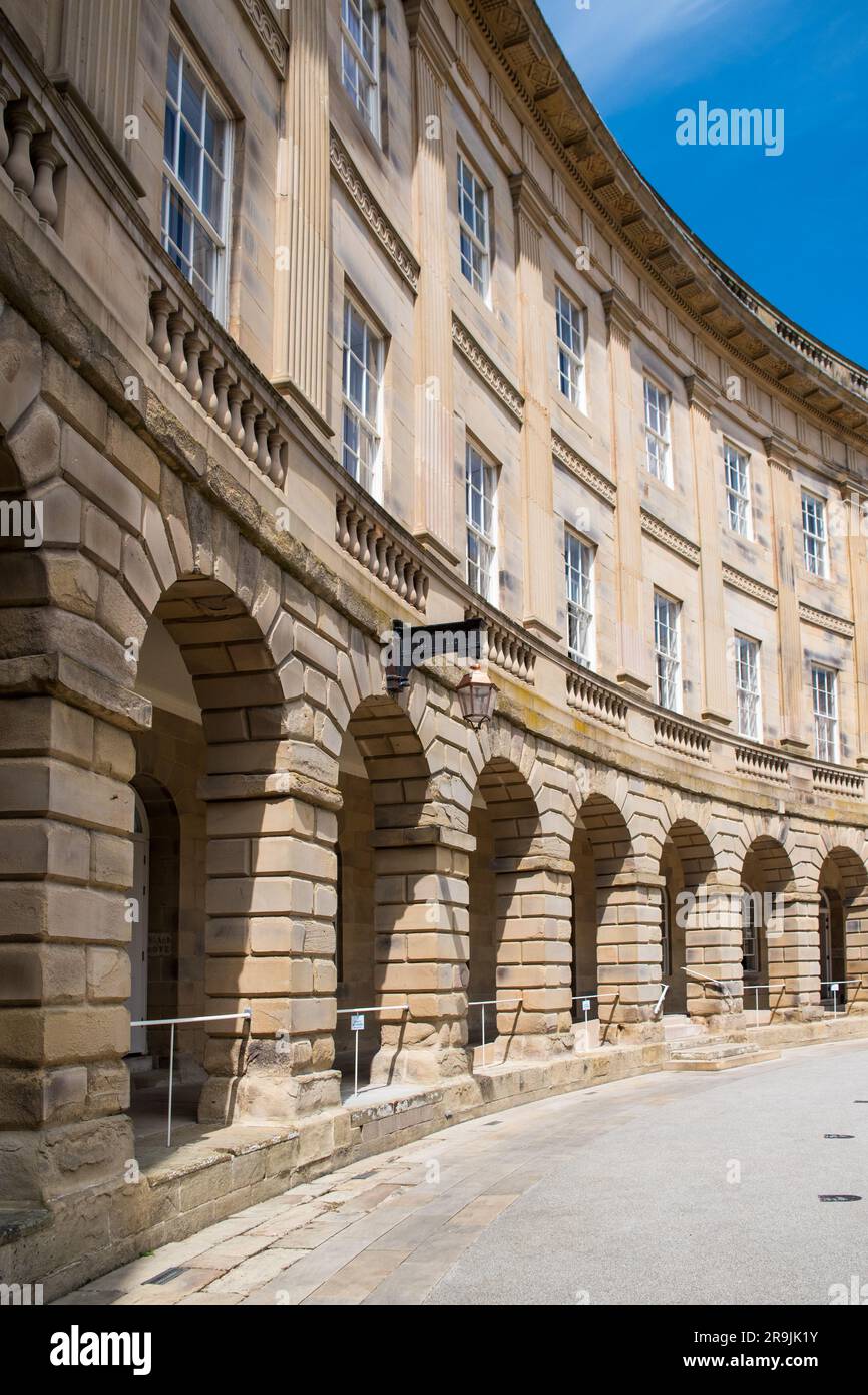 The Buxton Crescent - Gebäude von architektonischer Bedeutung in der Derbyshire Peak District Town of Buxton, England Großbritannien. Stockfoto