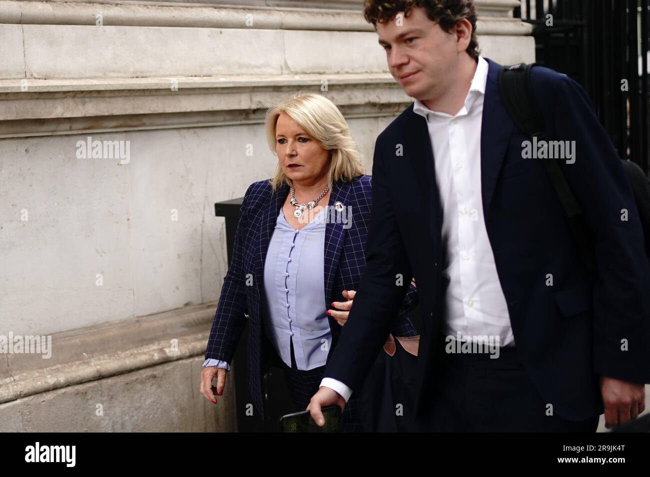 General Secretary of the Royal College of Nursing (RCN), Pat Cullen verlässt Nummer 10 Downing Street, London, nachdem er vor der Veröffentlichung des NHS Workforce Plan an einem Rundtisch von Gesundheitsführern unter dem Vorsitz von Premierminister Rishi Sunak teilgenommen hat. Foto: Dienstag, 27. Juni 2023. Stockfoto