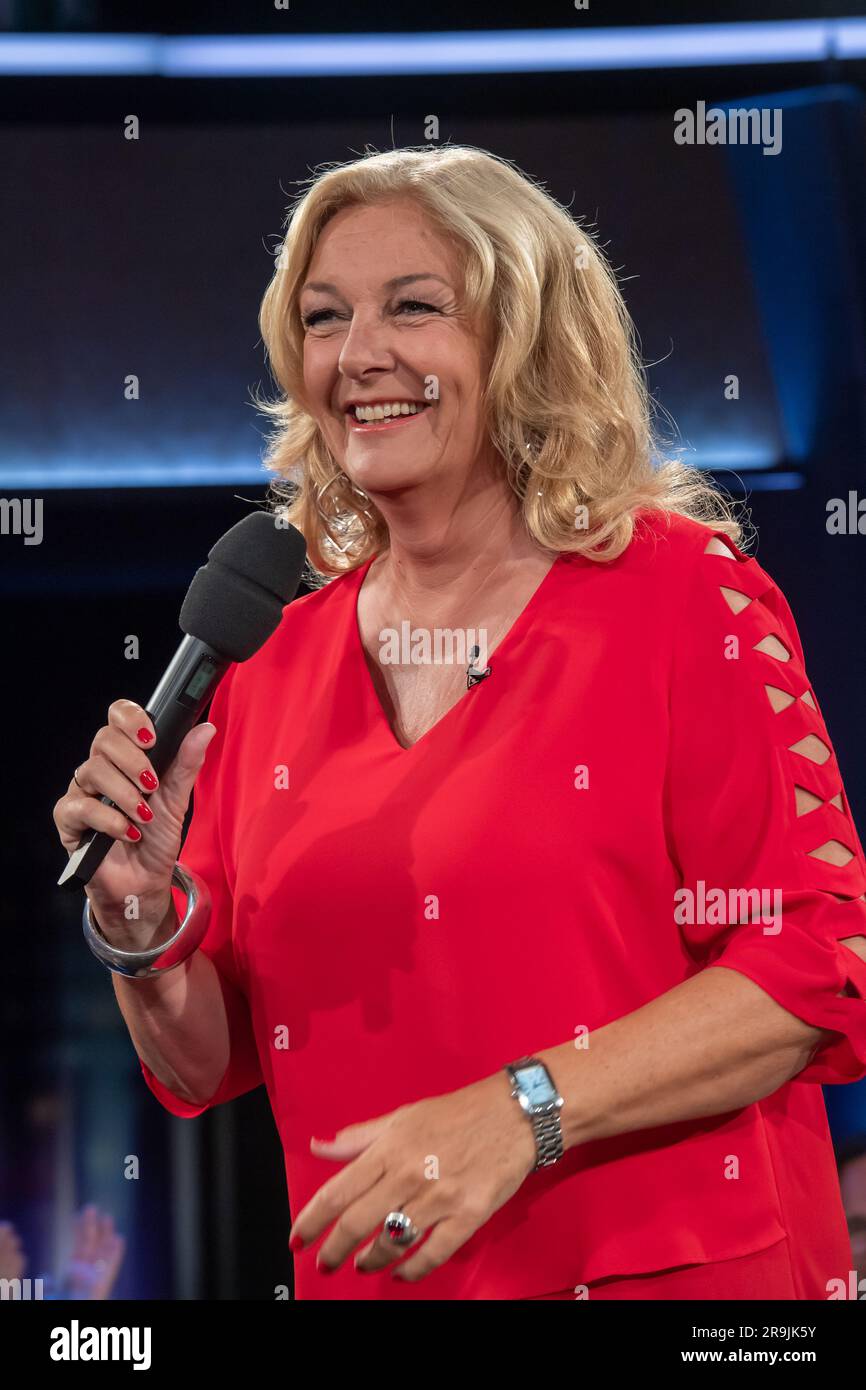 Bettina Tietjen bei der Aufzeichnung der „NDR Talk Show“ im NDR Fernsehstudio Lokstedt. Hamburg, 23.06.2023 Stockfoto