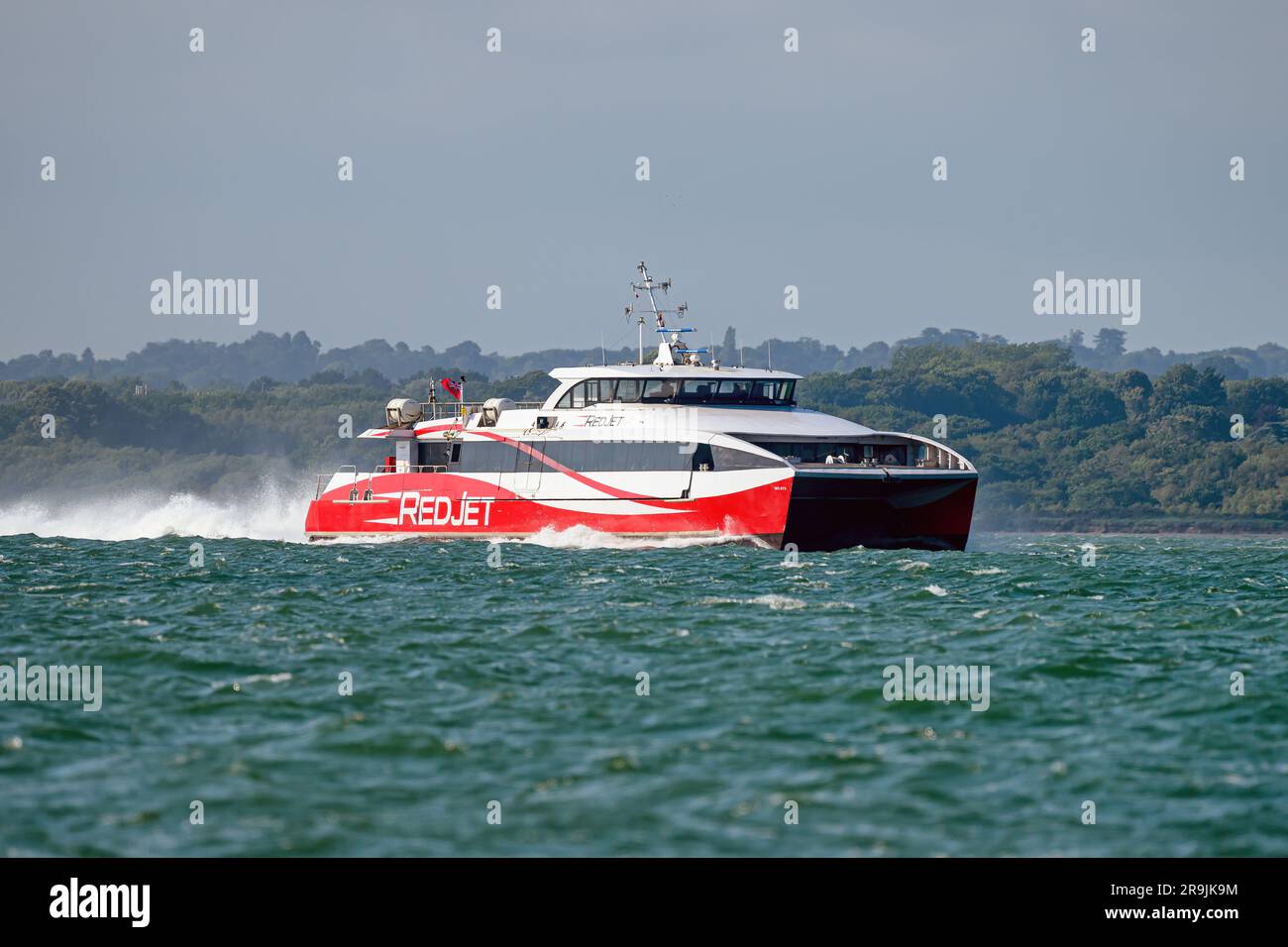 Red Jet 6 ist eine Hochgeschwindigkeits-Passagierfähre, die von Red Funnel auf der Route zwischen Southampton und Cowes auf der Isle of Wight betrieben wird. Stockfoto