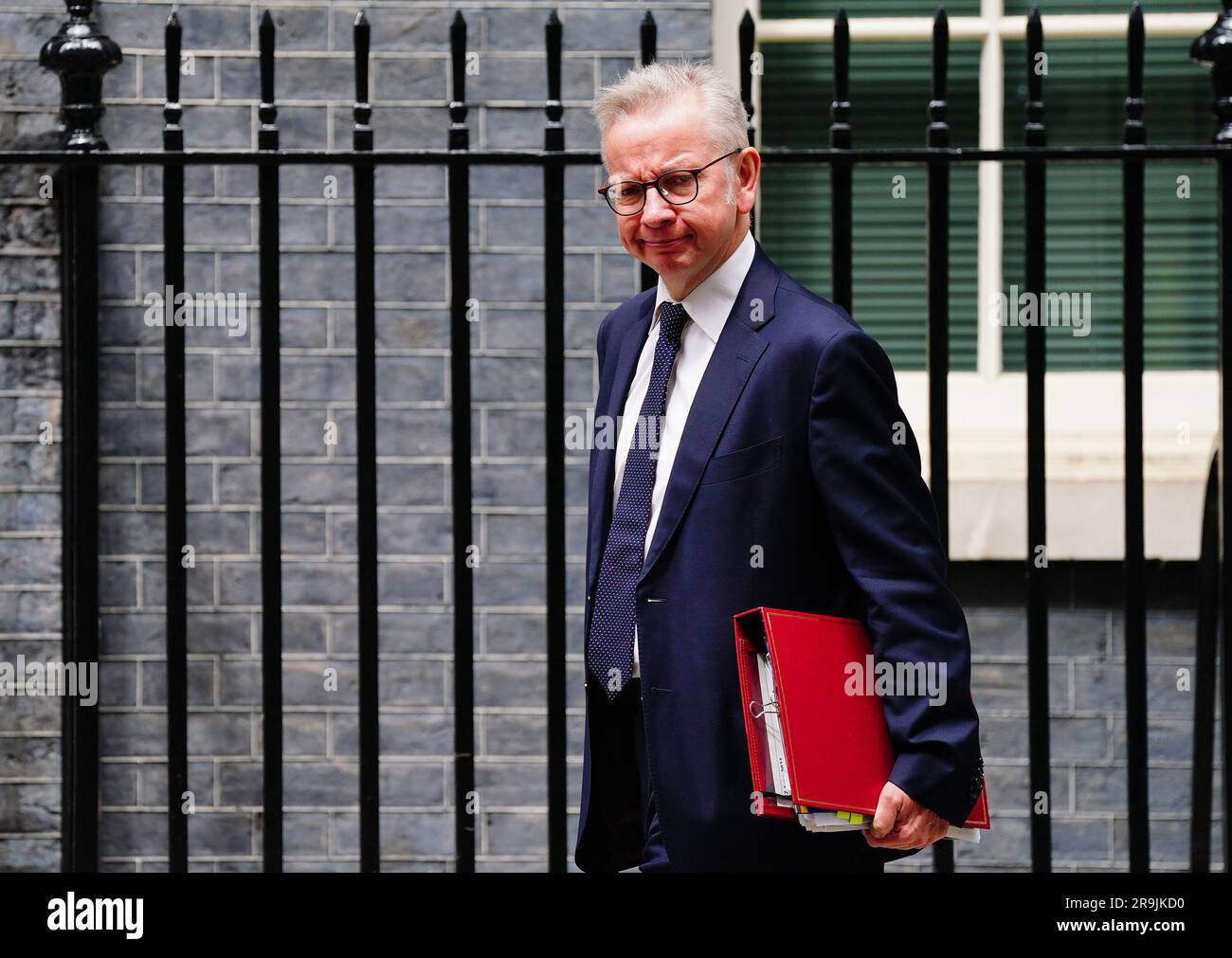 Secretary of State for Levelling Up, Housing and Communities Michael Gove trifft in Downing Street, London ein, um vor der Veröffentlichung des NHS Workforce Plan an einem Runden Tisch von Gesundheitsführern unter dem Vorsitz von Premierminister Rishi Sunak teilzunehmen. Foto: Dienstag, 27. Juni 2023. Stockfoto