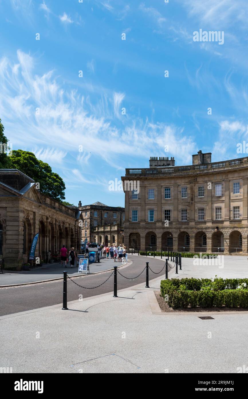 Buxton in the Sunshine - die Kurstadt Buxton im Derbyshire Peak District, England, Großbritannien. Stockfoto