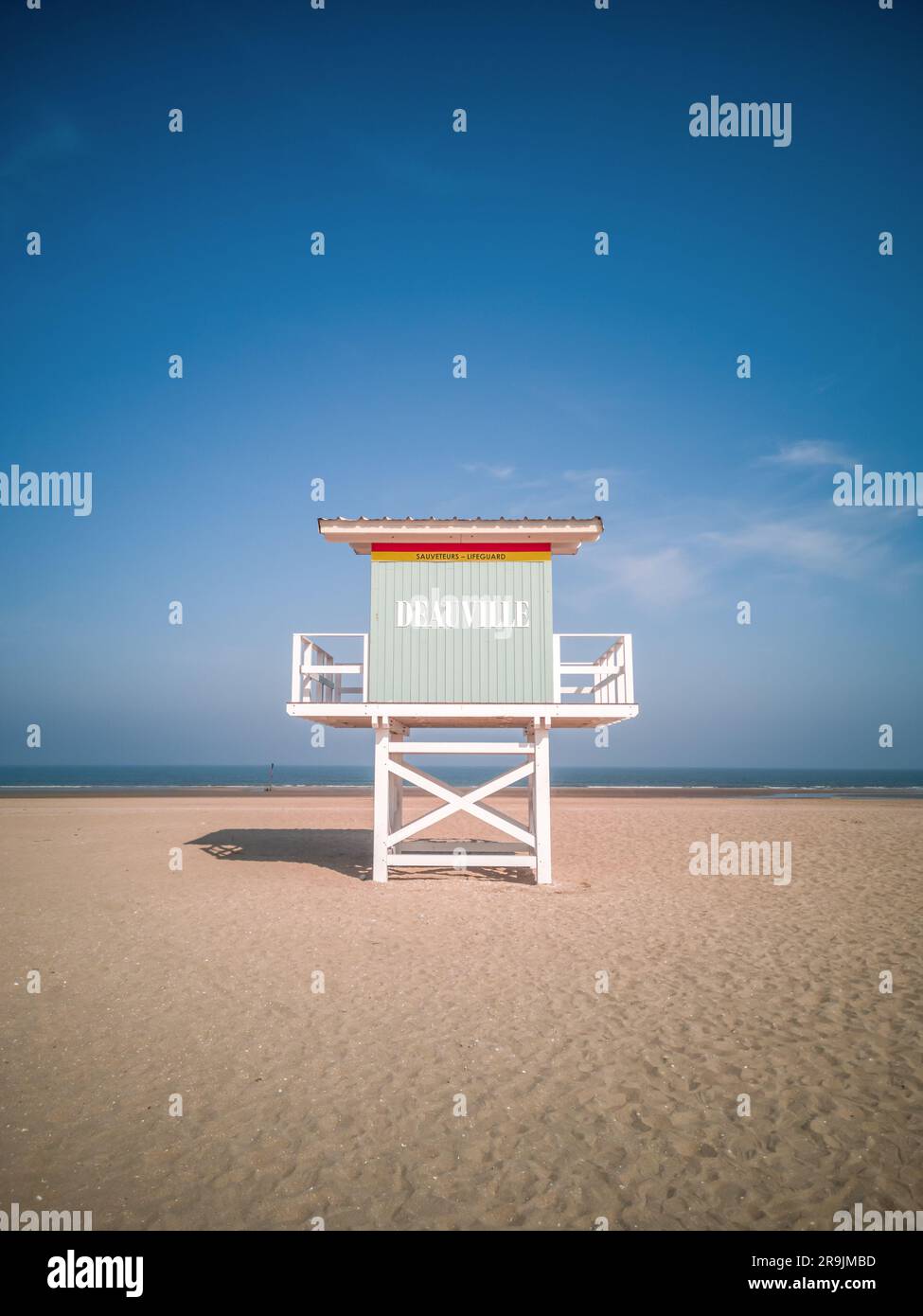 Retro-Rettungsschwimmturm am Strand von Deauville in der Normandie, Frankreich Stockfoto