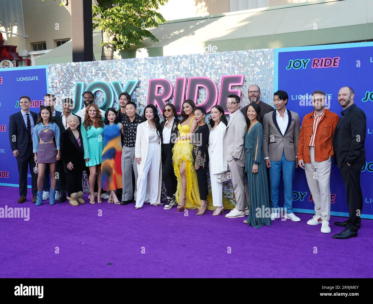 JOY RIDE Cast & Crew - Josh Fagen, James Weaver, Rohain Arora, Lori Tan Chinn, Baron Davis, Annie Mumolo, Cherry Chevapravatdumrong, Alexander Hodge, Sabrina Wu, Sherry Cola, Adele Lim, Ashley Park, Stephanie Hsu, Teresa Hsiao, Daniel Dae Kim, David Denman, Debbie Fan, Chris Pang, Seth Rogen und Evan Goldberg beim Lionsgate's JOY RIDE Los Angeles Premiere im Regency Village Theater in Westwood, Kalifornien, am Montag, den 26. Juni 2023. (Foto: Sthanlee B. Mirador/Sipa USA) Stockfoto