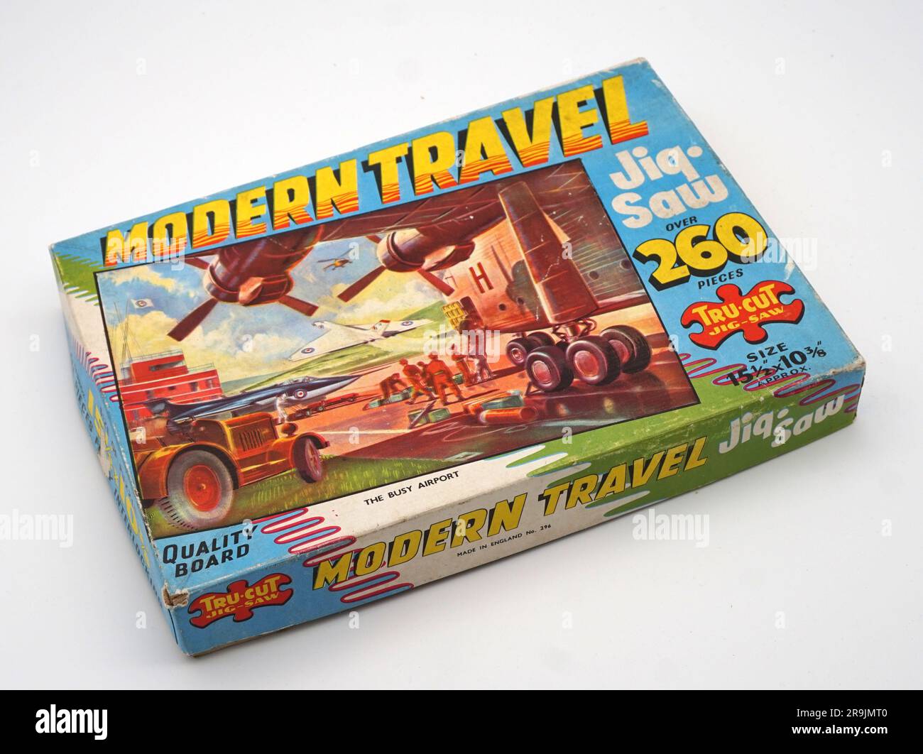Modern Travel Tru-Cut Jig sah Puzzle der geschäftige Flughafen. Ein wirklich atmosphärisches Gemälde, das eine Reihe historischer Flugzeuge zeigt, darunter ein großes Transportflugzeug, die Blackburn Beverley, die geladen werden. In der Nähe befindet sich ein RAF-Javelin-Jet und ein vulkanischer Bomber, der abhebt. Verschiedene Bodenbesatzungen sind bei der Arbeit beschäftigt. Die Abbildung ziert eine helle und luftige Box mit handgezeichneten Schriften in verschiedenen Stilen und einem tollen, schrägen Modern Travel Logo. Ausgestellt in den späten 1950er Jahren Stockfoto
