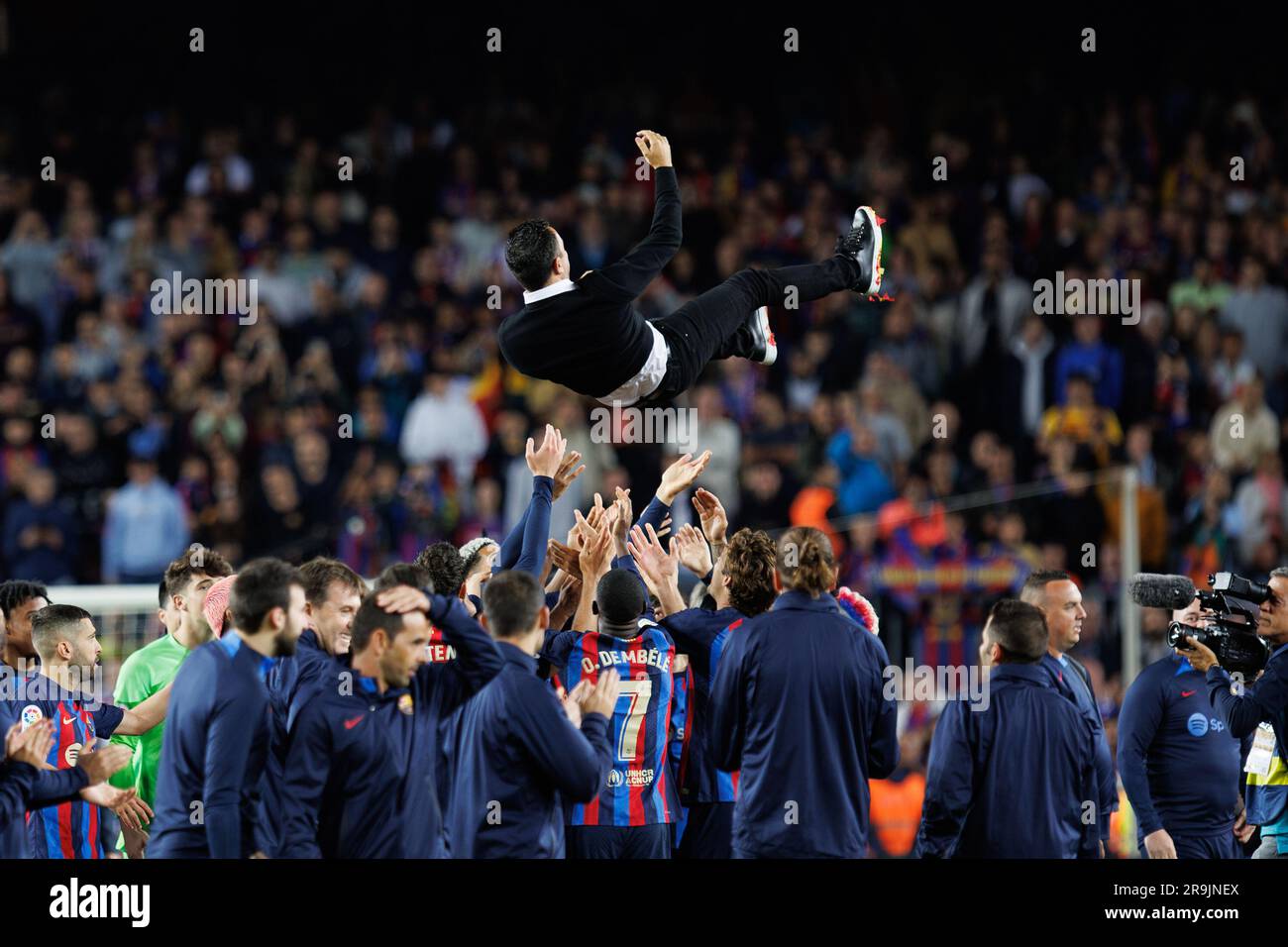 BARCELONA – MAI 20: Die Spieler feiern den Sieg mit Xavi Hernandez nach dem LaLiga-Spiel zwischen dem FC Barcelona und Real Sociedad auf der Spotify Cam Stockfoto