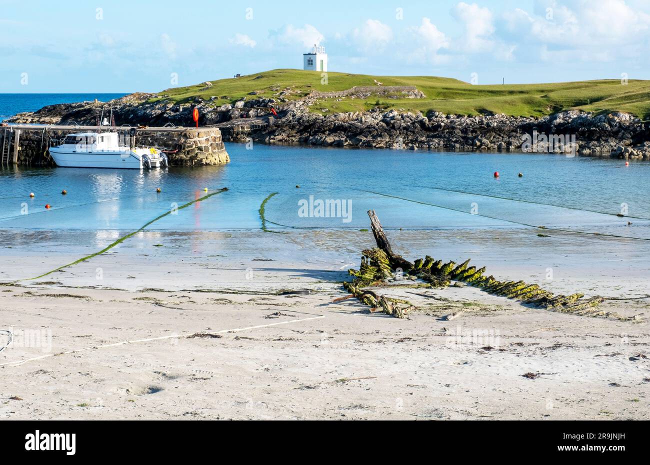 Kleine Boote, die im karinischen Hafen, auf der Insel Tiree, auf den inneren Hebriden, Schottland, Großbritannien, vor Anker liegen. Stockfoto