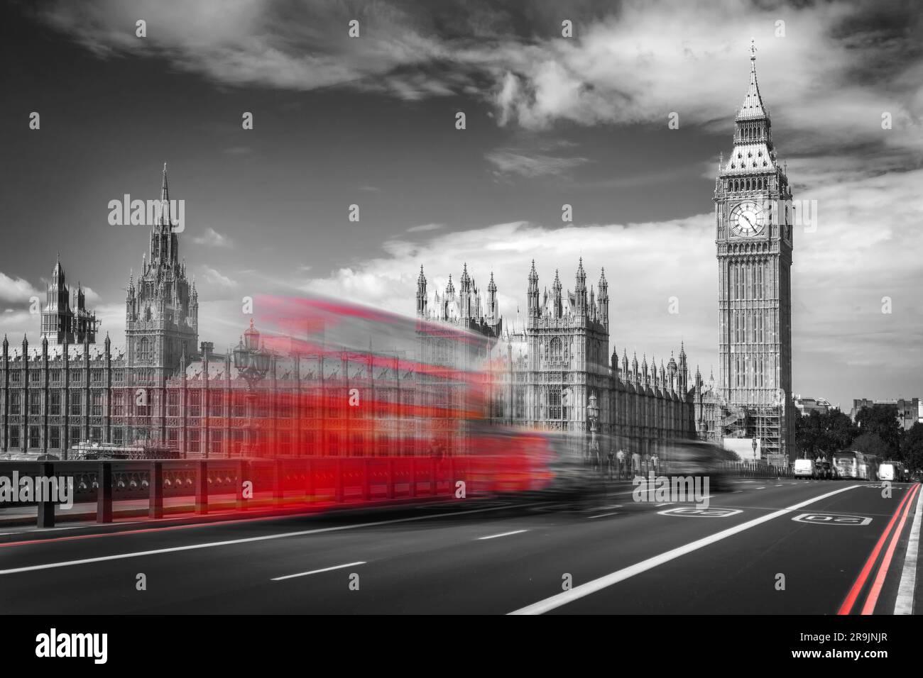 Roter Doppeldeckerbus mit Bewegungsunschärfe auf der Westminster Bridge, Big Ben im Hintergrund, in London, Großbritannien. Schwarzweiß mit selektiven Farben Stockfoto