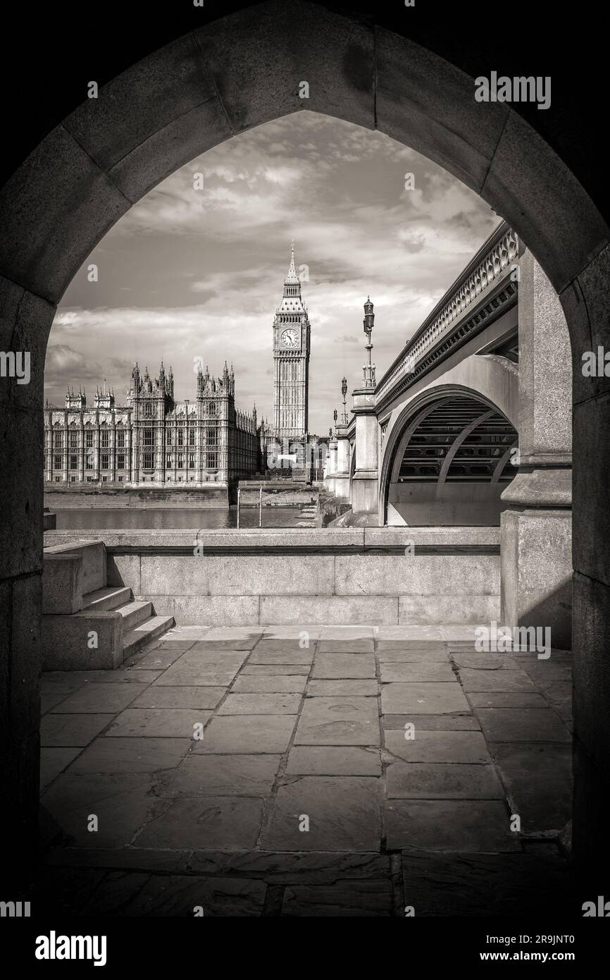 Big Ben aus dem Tunnel unter der Westminster-Brücke, London Stockfoto