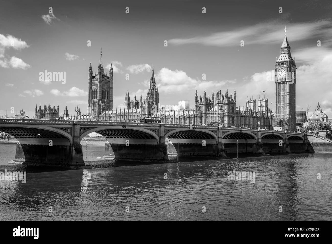 Westminster-Brücke über die Themse, Big Ben und die Parlamentsgebäude in London, Großbritannien. Schwarzweißfotografie. Stockfoto