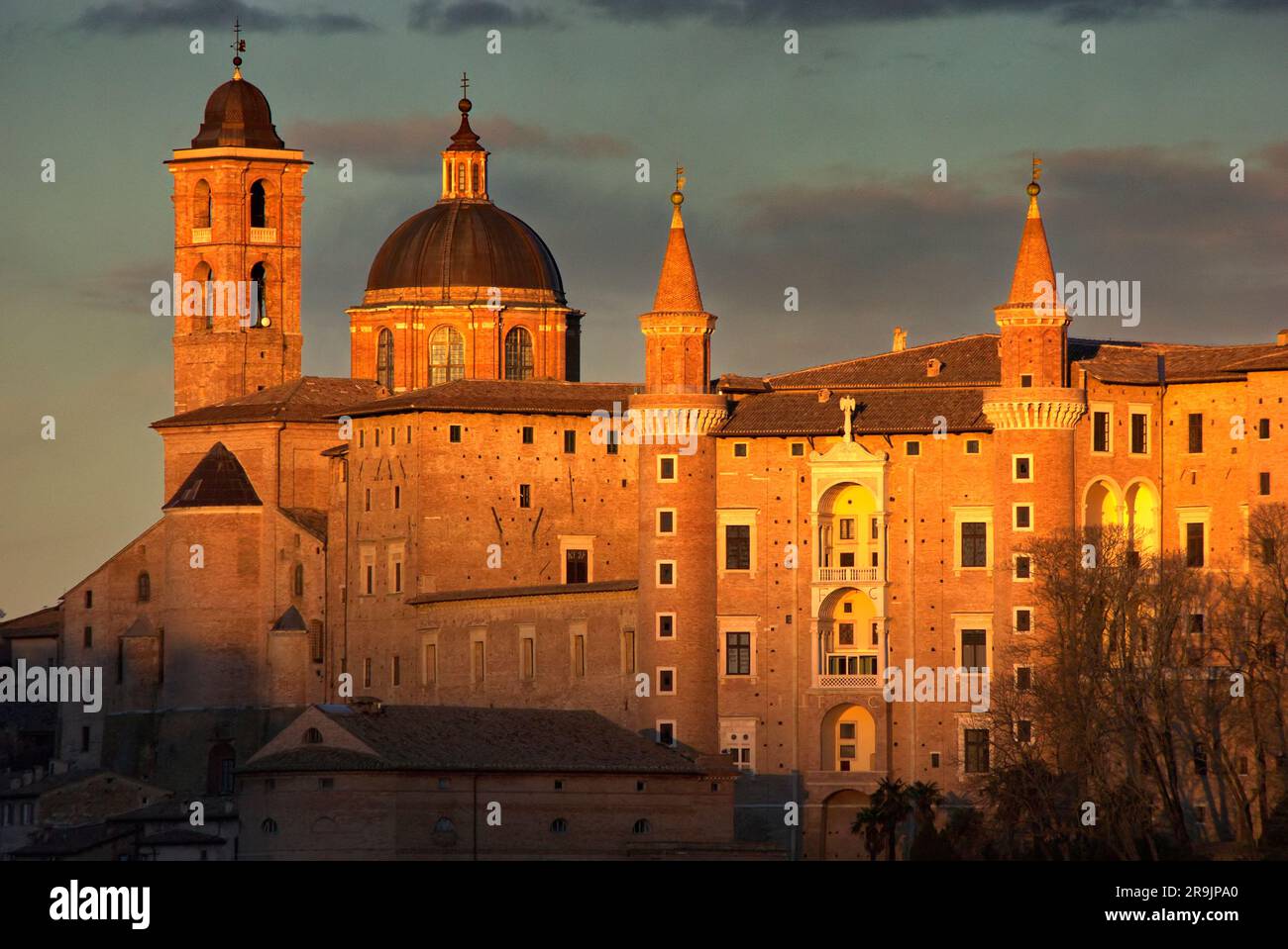 Il palazzo ducale di Urbino nella calda luce del tramonto Stockfoto