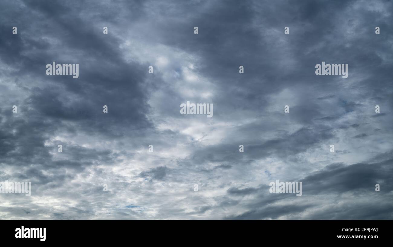 Bewölktes Himmel. Dramatischer grauer Himmel und dunkle Wolken vor Regen in der Regenzeit. Wolkiger und launischer Himmel. Sturmhimmel. Düsterer und launischer Hintergrund. Bedeckt Stockfoto