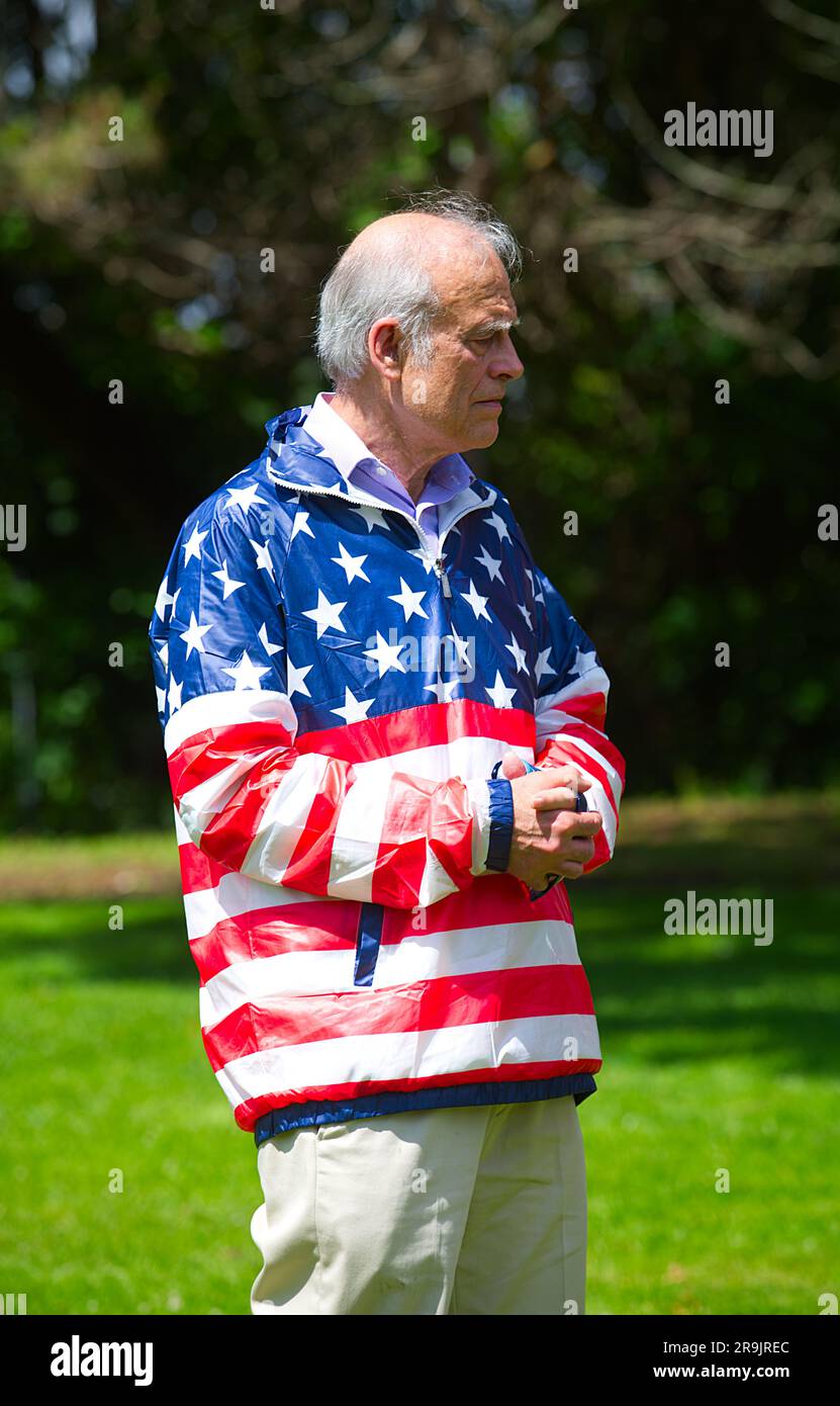 Teens Against Genital mutilation Rally, Hyannis, MA, USA (Cape Cod). Ein Gentleman in einer patriotischen Jacke Stockfoto