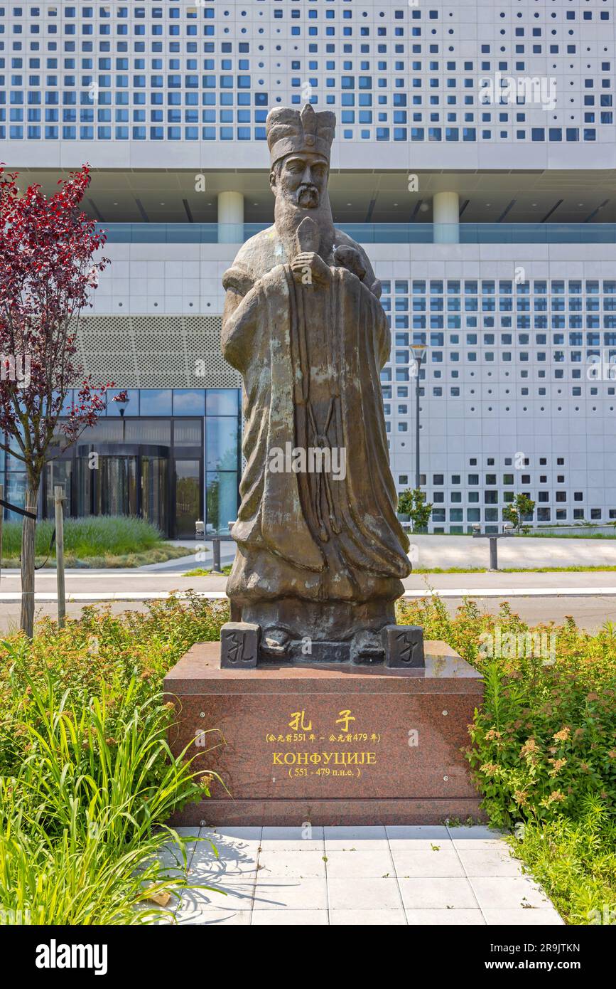 Belgrad, Serbien - 19. Juni 2023: Denkmal für den Philosophen Konfuzius Historisches Wahrzeichen vor dem Chinesischen Kulturzentrum Neues Belgrad. Stockfoto