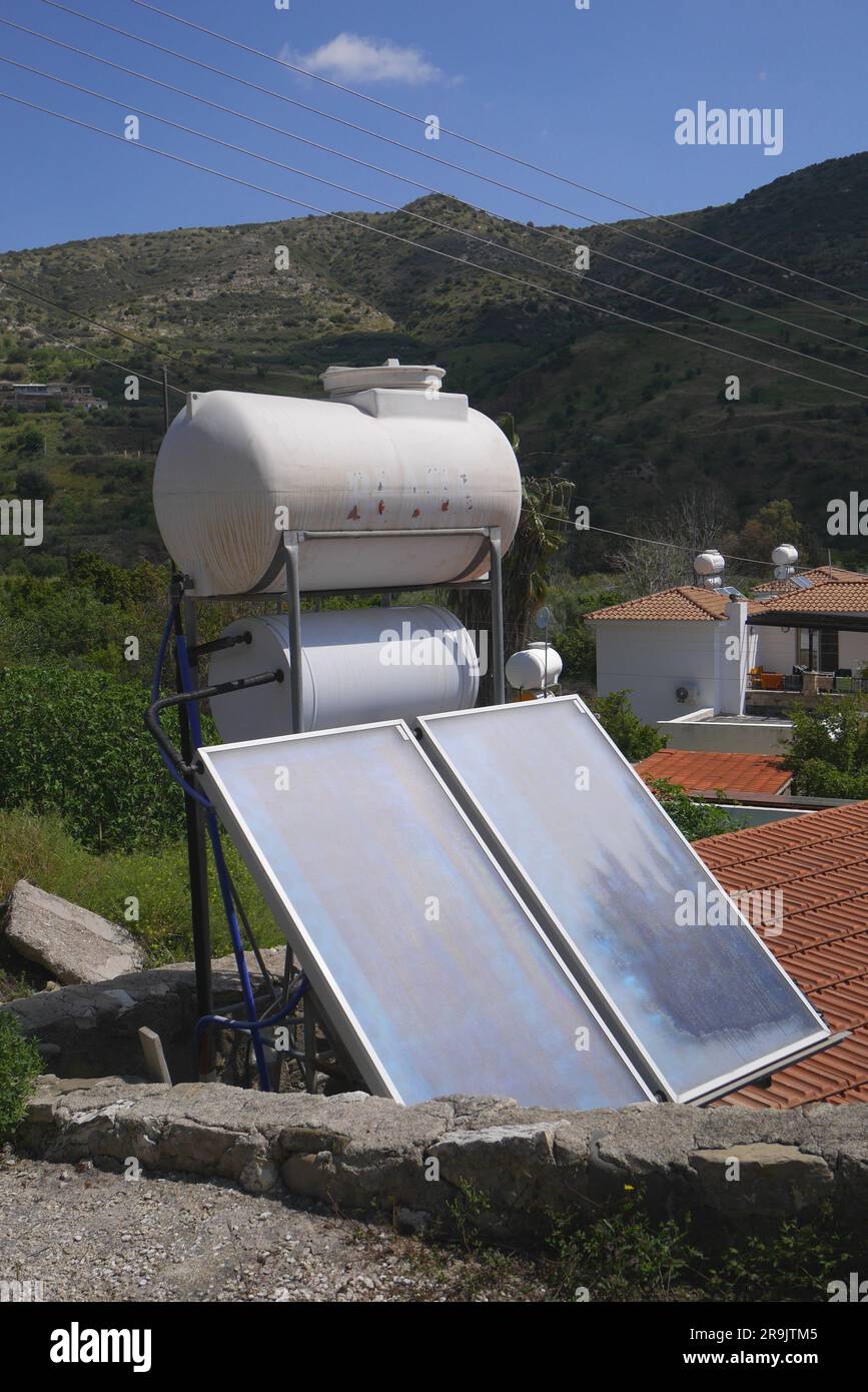 Solarbetriebener Warmwasserbereiter mit Sonnenkollektoren und Wasserspeicher auf dem Dach eines Hauses, Dorf Episkopi, Republik Zypern Stockfoto