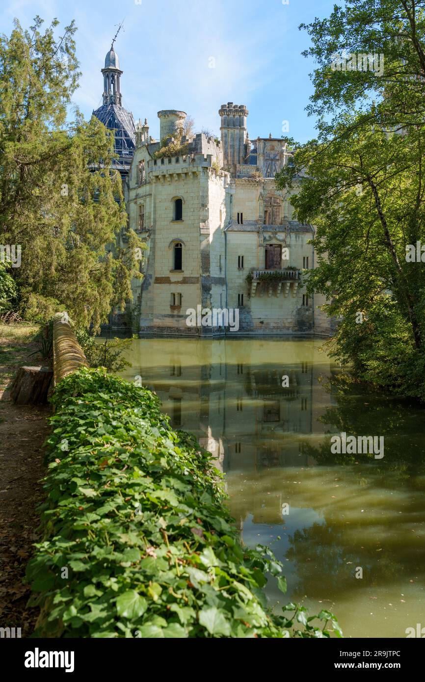 Der Brand hat die Ruine von Château de la Mothe-Chandeniers beschädigt Stockfoto