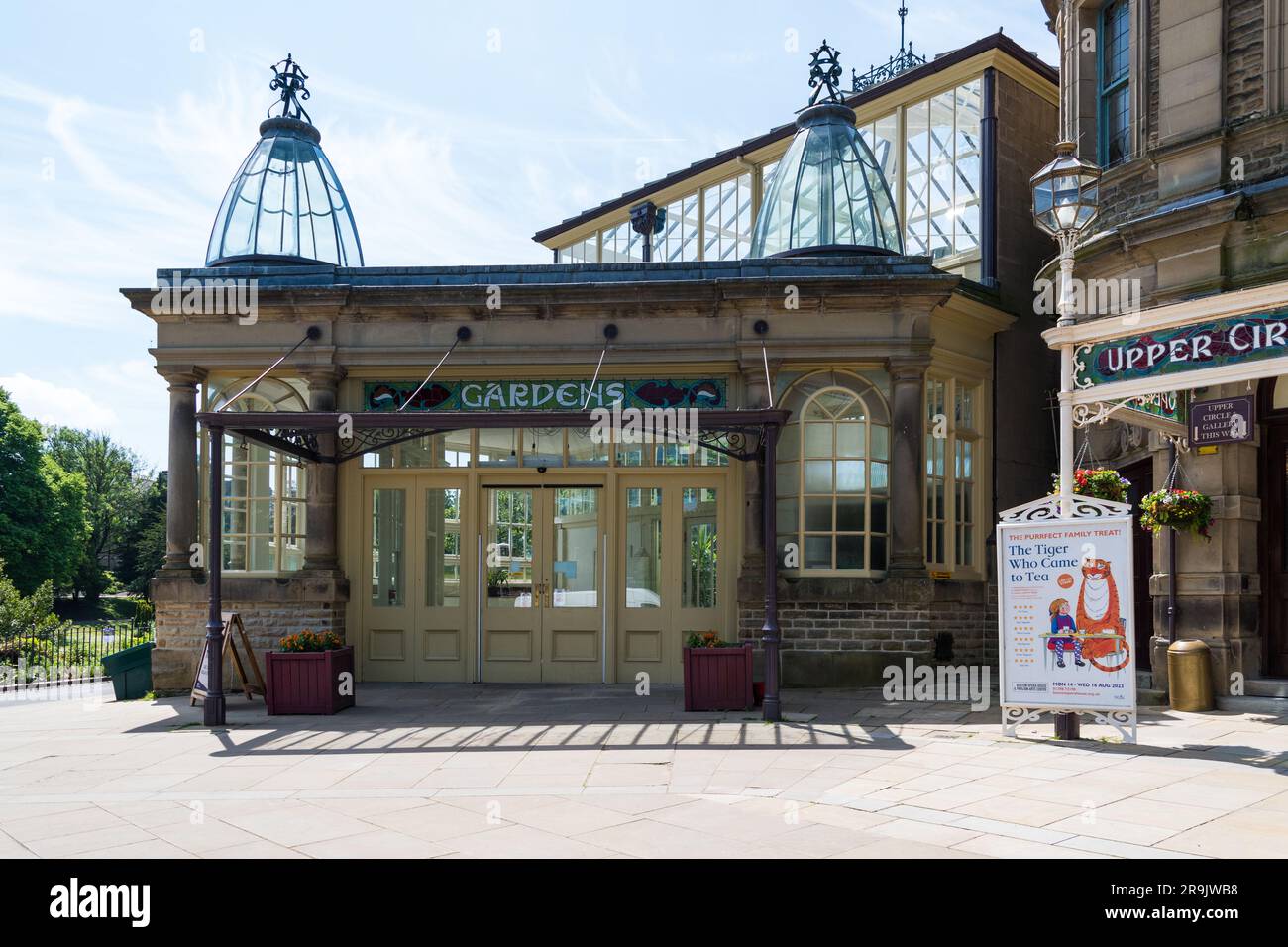 Eintritt zum Botanical Conservatory, Teil der Pavilion Gardens in Spa Town von Buxton im Peak District, England, Großbritannien. Stockfoto