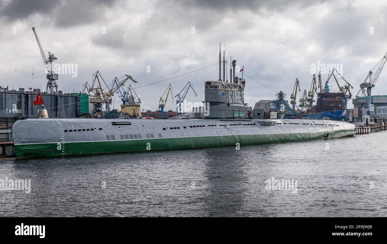 Vasilievsky Island, in der Nähe der Universitetskaya Naberezhnaya, das S-189 Submarine Museum, ein Handwerk, das in den 1950er erbaut wurde. Stockfoto