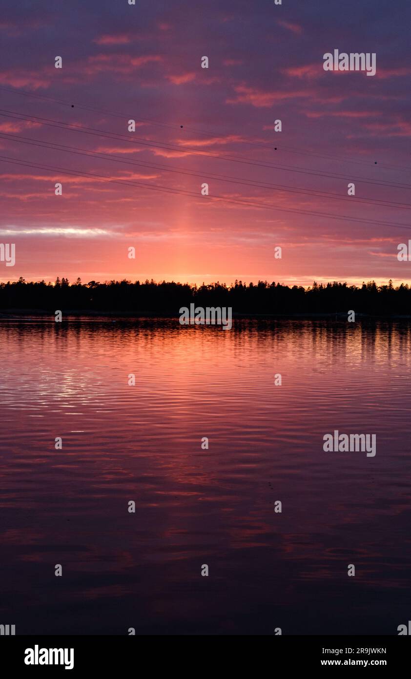 Die Küste der Inseln in der Nähe von Helsinki, bei Sonnenuntergang, ein rotes Licht am Himmel. Stockfoto