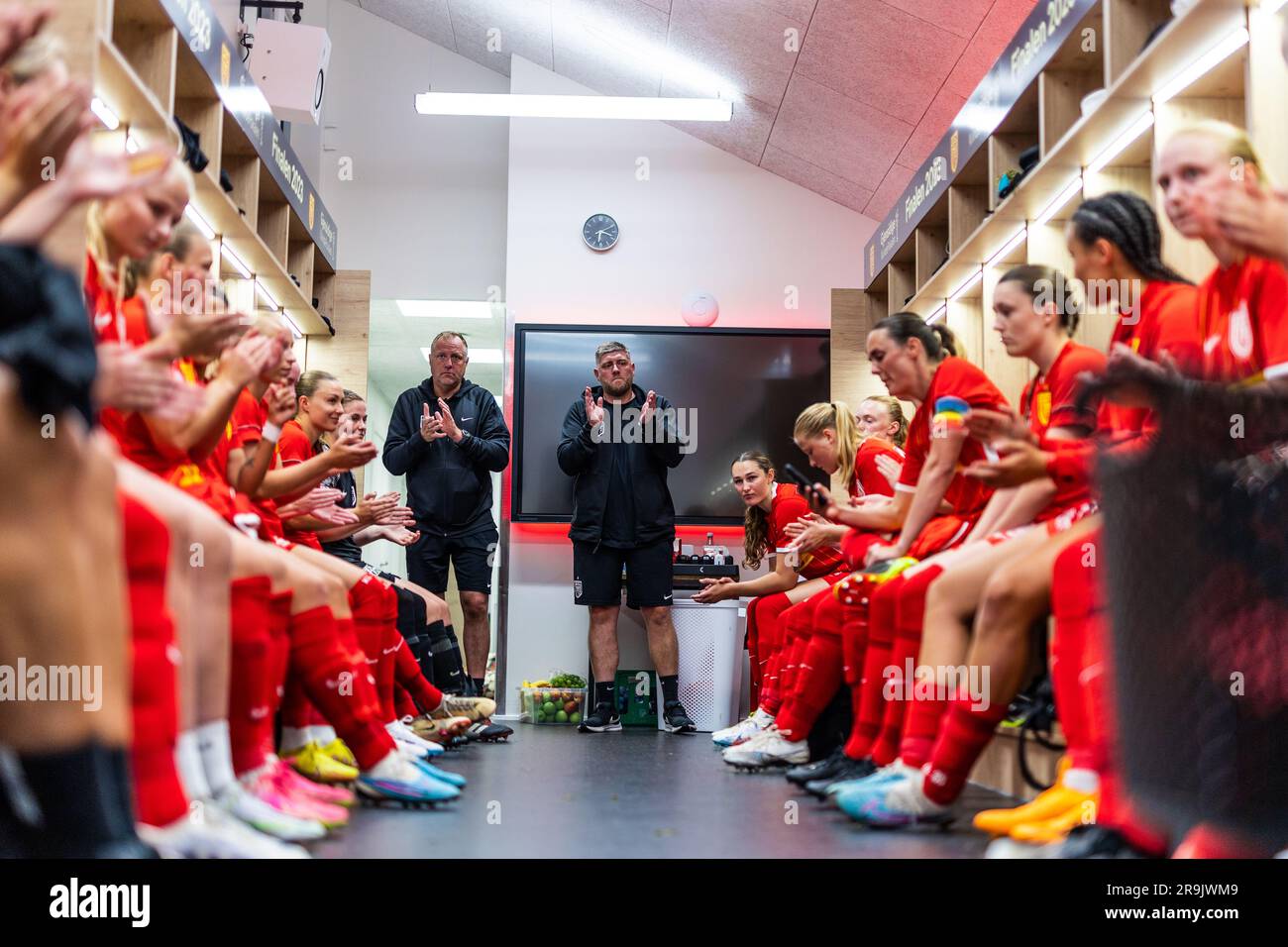 Aalborg, Dänemark. 21., Juni 2023. Cheftrainer Chris Sargeant vom FC Nordsjaelland mit seinen letzten Worten in der Garderobe vor dem Finale des Gjensidige Kvindepokal-Pokals zwischen dem FC Nordsjaelland und Fortuna Hjorring im Aalborg Portland Park in Aalborg. (Foto: Gonzales Photo - Dejan Obretkovic). Stockfoto