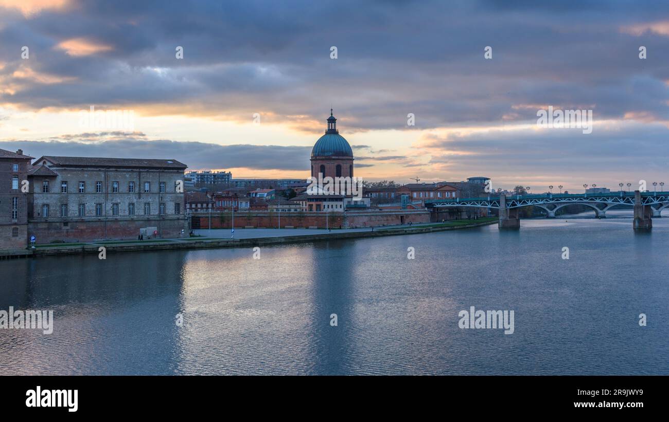 Blick über den Fluss Garonne zum Grabkrankenhaus Hôpital de La mit Kuppel und Glockenturm. Stockfoto