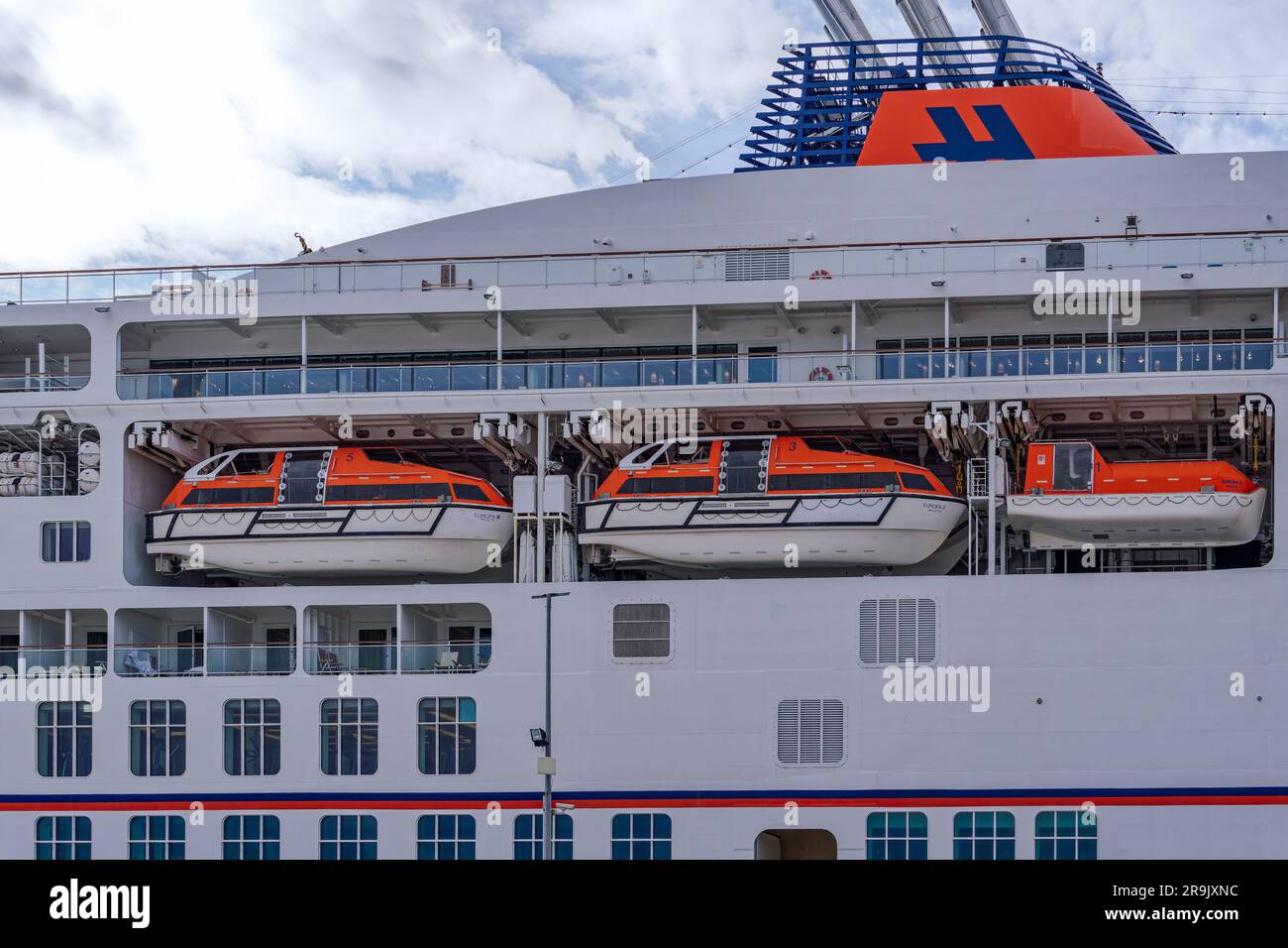 Europa 2 Hapag-Lloyd Luxus Kreuzfahrtschiff mit sichtbaren Rettungsbooten, im renovierten Warehouse 8 Terminal im Hafen von Thessaloniki, Griechenland Stockfoto