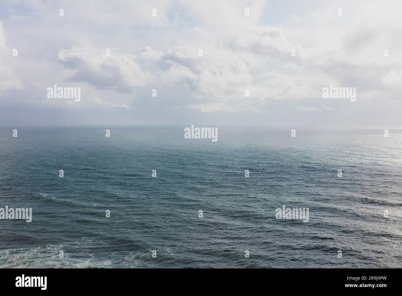In der Dämmerung sammeln sich Wolken über dem Pazifischen Ozean Stockfoto