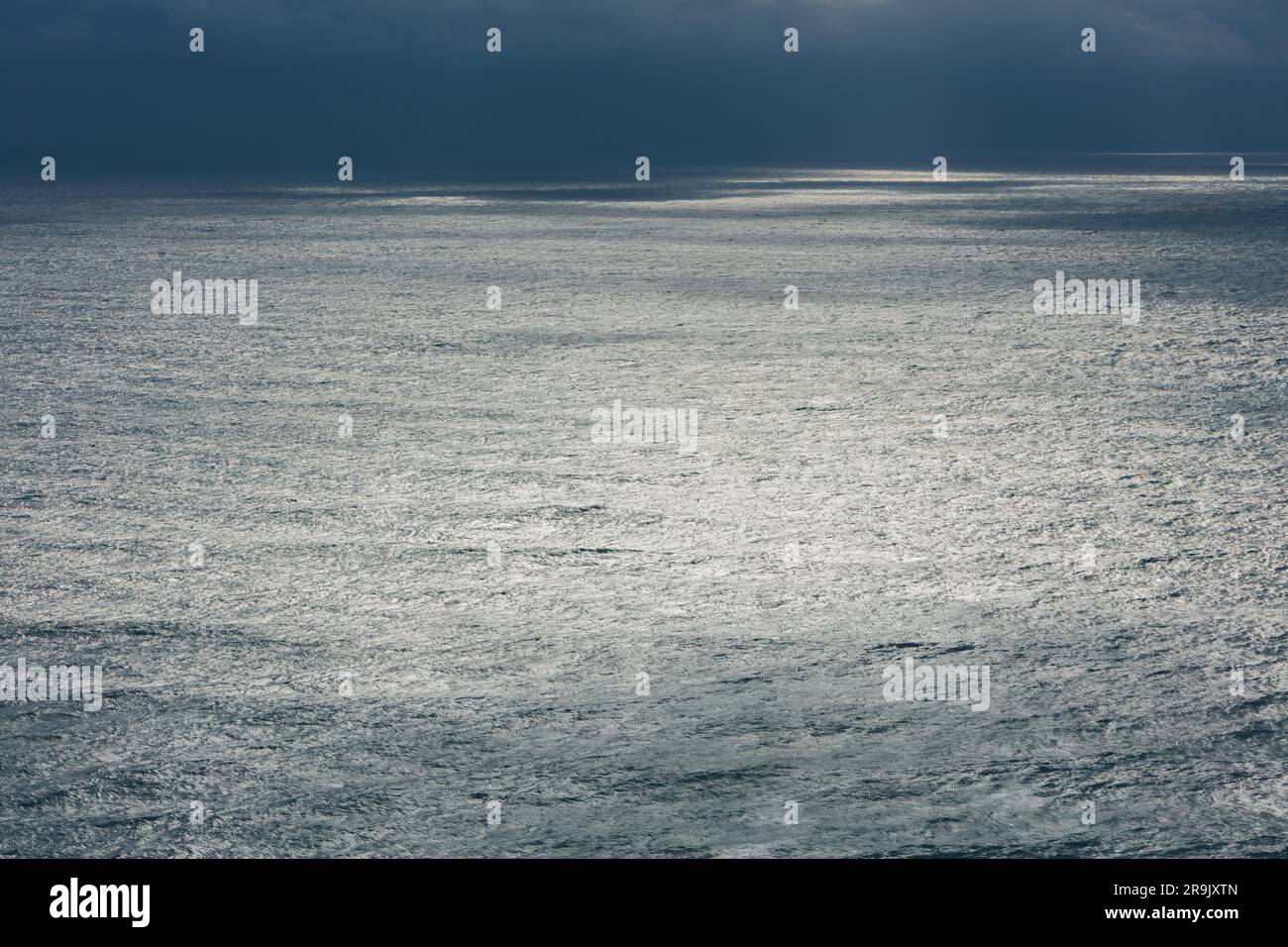 Sturmwolken über dem Pazifik in der Dämmerung, Reflexionen auf der Wasseroberfläche. Stockfoto