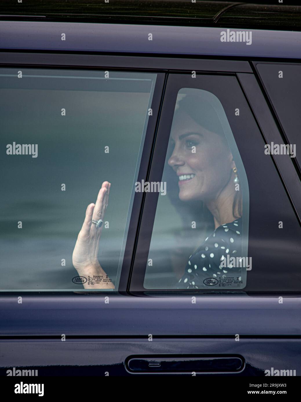 Prinzessin von Wales Kate Middleton winkt aus ihrem marineblauen Range Rover in Southampton um 1 Uhr am 27. Juli nach der Eröffnung des Hope Centre Stockfoto